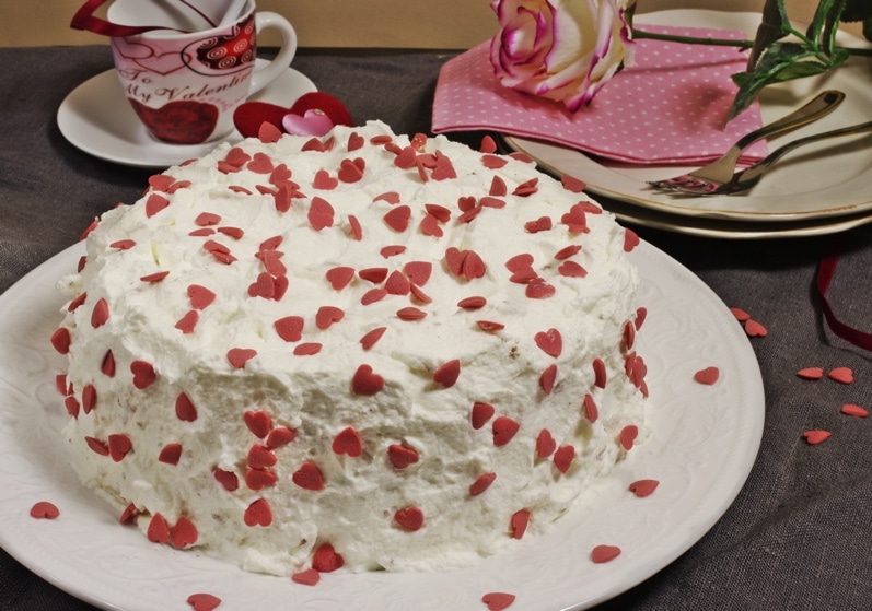 Torta San Valentino tutta panna e cuoricini