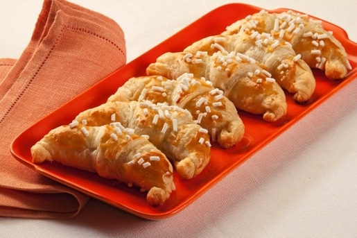 Cornetti di pasta sfoglia alla crema di cioccolato e nocciole