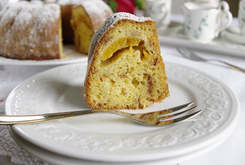 Ciambella con amaretti e albicocche