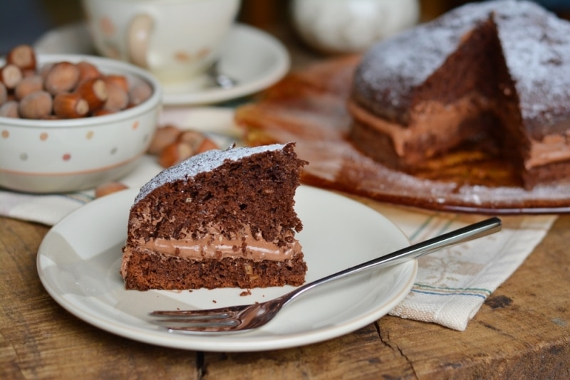 Torta al cacao e nocciole con farcitura al cioccolato