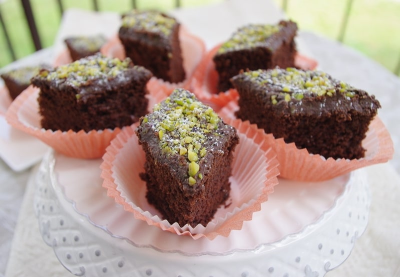 Tortini al cacao glassati al fondente e pistacchi