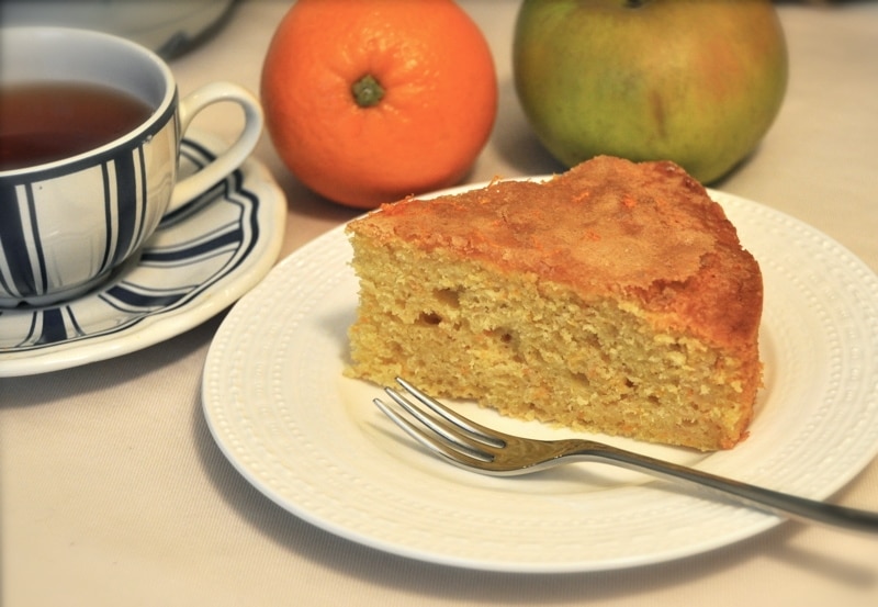 Torta con carote, agrumi e mela