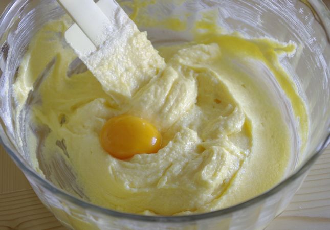 Torta soffice al limone: la lavorazione del condimento vegetale
