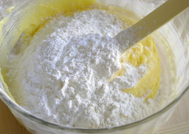 Torta soffice al limone: la lavorazione delle uova