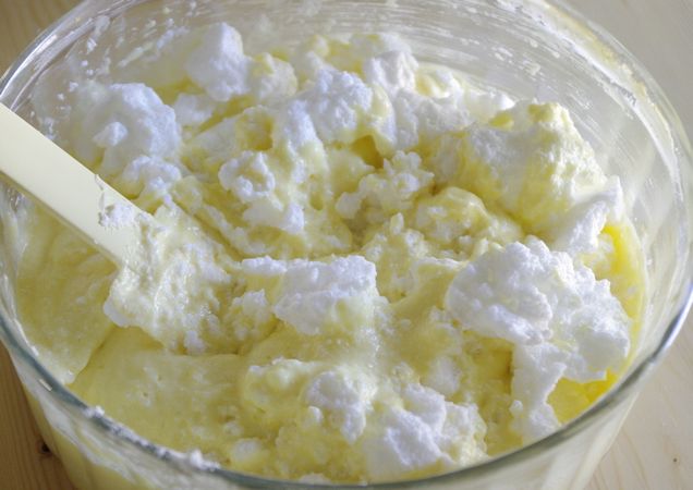 Torta soffice al limone: l'incorporazione delle polveri e della buccia di limone