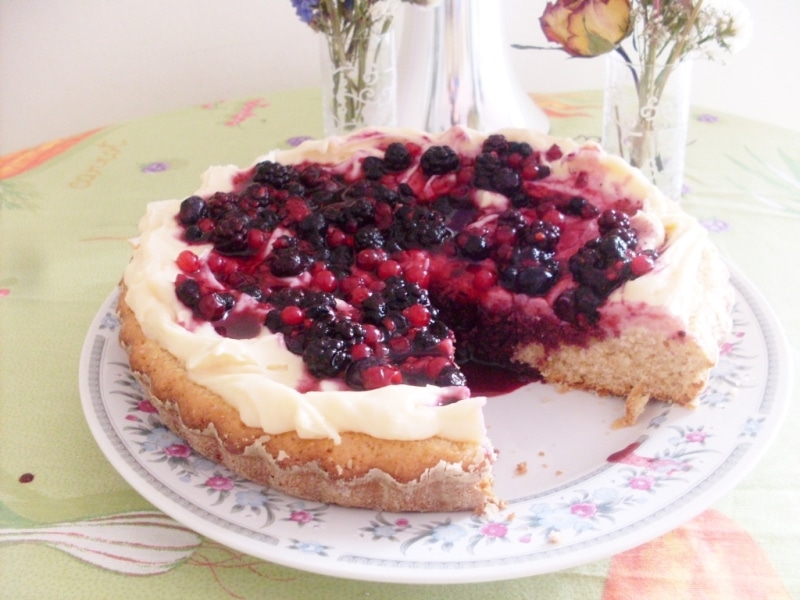 Dolce soffice alla crema di yogurt e frutti di bosco