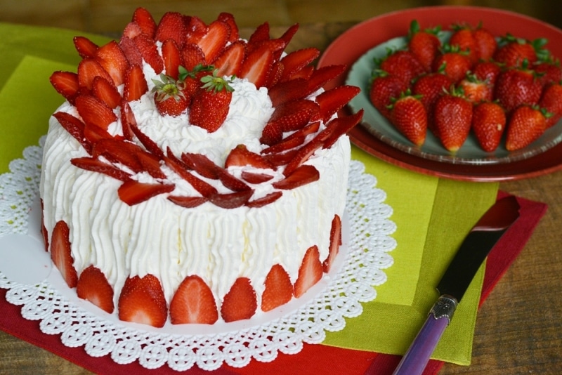 Torta al limone con panna e fragole