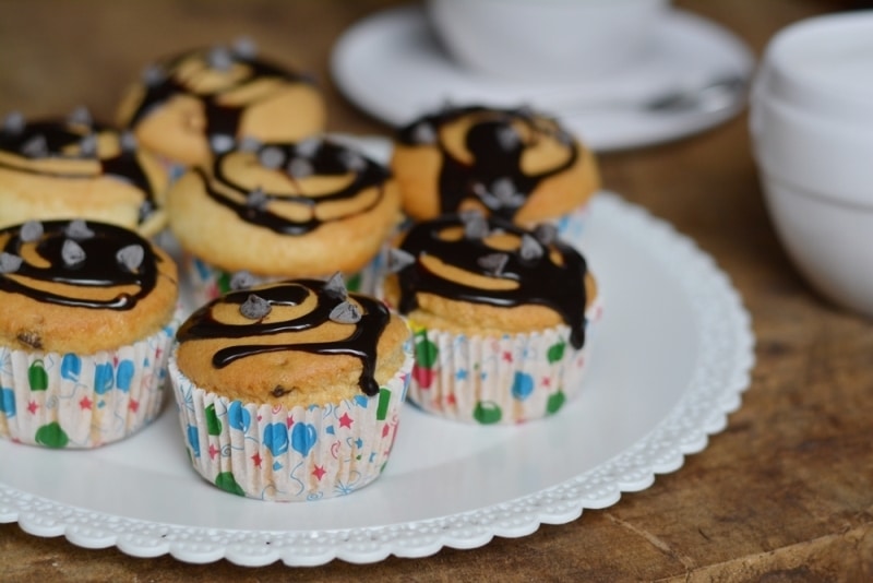 Muffin soffici glassati al cioccolato