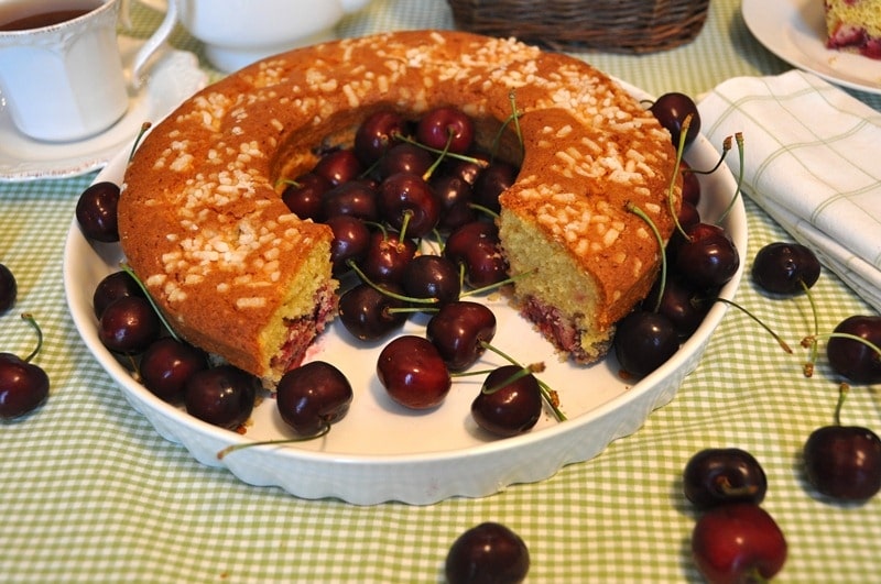 Ciambella morbida alle ciliegie e cioccolato bianco