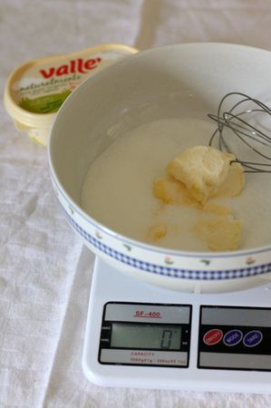Torta al cioccolato con mascarpone e caffè: lavorare zucchero e margarina