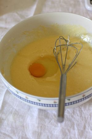 Torta al cioccolato con mascarpone e caffè: aggiungere le uova