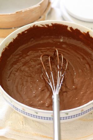 Torta al cioccolato con mascarpone e caffè: aggiungere il cioccolato sciolto all'impasto