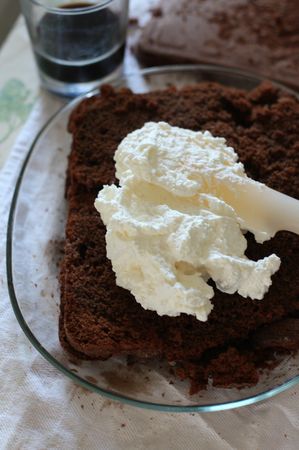 Torta al cioccolato con mascarpone e caffè: l'aggiunta della panna