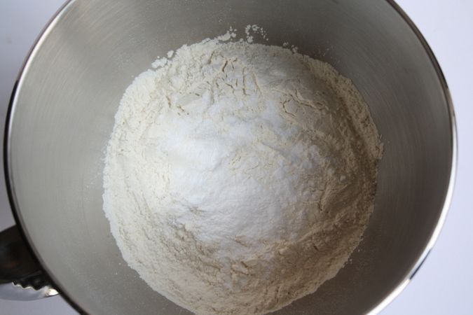 Cestino di Pasqua all'uovo: zucchero, farina e lievito per dolci