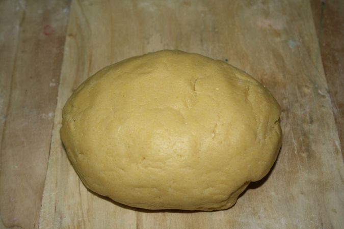 Cestino di Pasqua all'uovo: impastare il composto