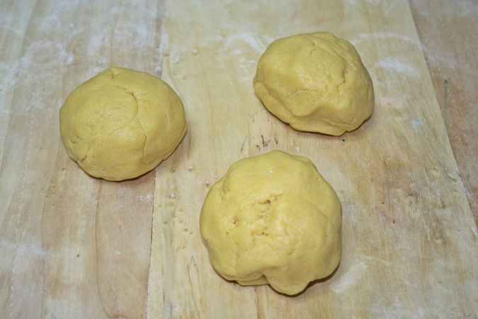 Cestino di Pasqua all'uovo: dividere l'impasto