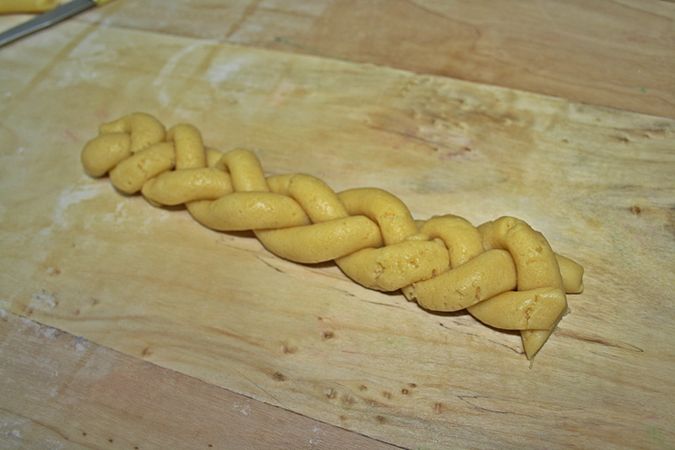 Cestino di Pasqua all'uovo: formare una treccia