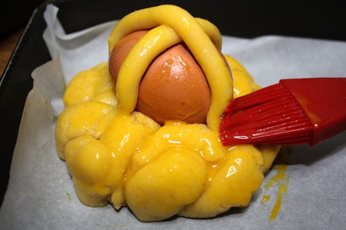 Cestino di Pasqua all'uovo: sistemare l'uovo su ogni brioches