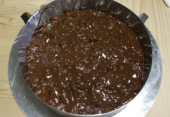 Torta sette veli: spalmare il cioccolato fuso sotto il primo strato