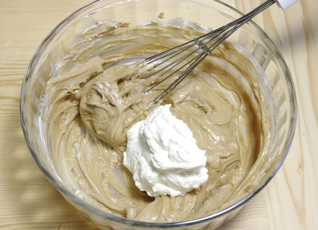 Torta sette veli: montare la panna con lo zucchero