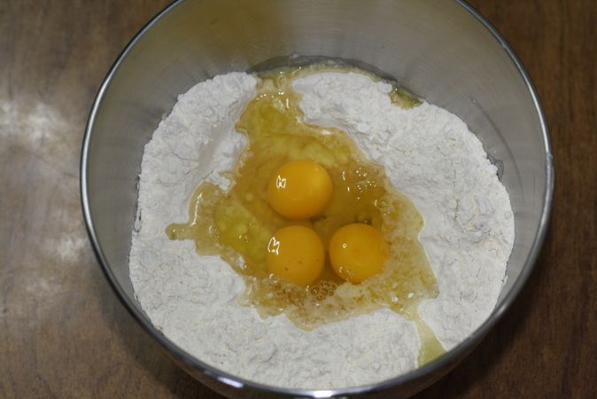 Pigna pasquale irpina: aggiungere gli ingredienti del secondo impasto