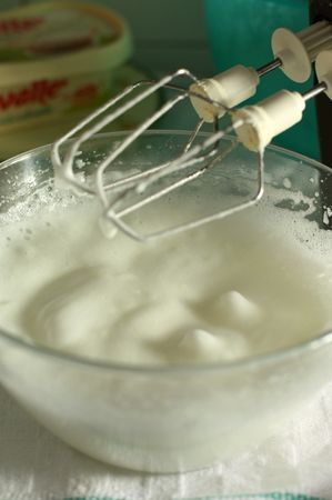 Torta primavera con marmellata: montare a neve gli albumi