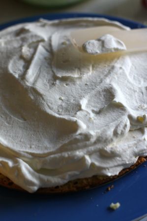 Torta primavera con marmellata: montare la panna
