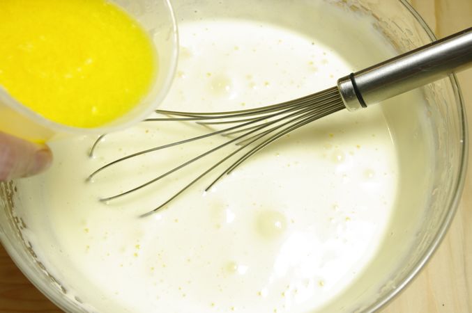 Torta ai kiwi: montare le uova con lo zucchero