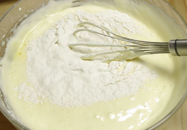 Torta ai kiwi: unire le polveri e setacciare