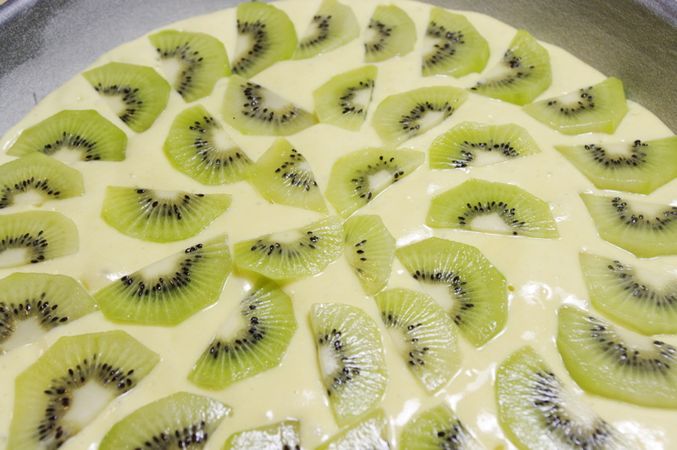 Torta ai kiwi: versare il composto in uno stampo