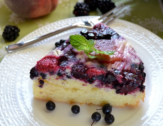 Torta rovesciata pesche e frutti di bosco