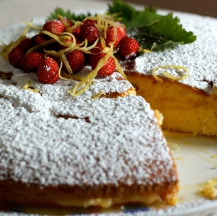 Torta soffice con crema al limone e fragoline