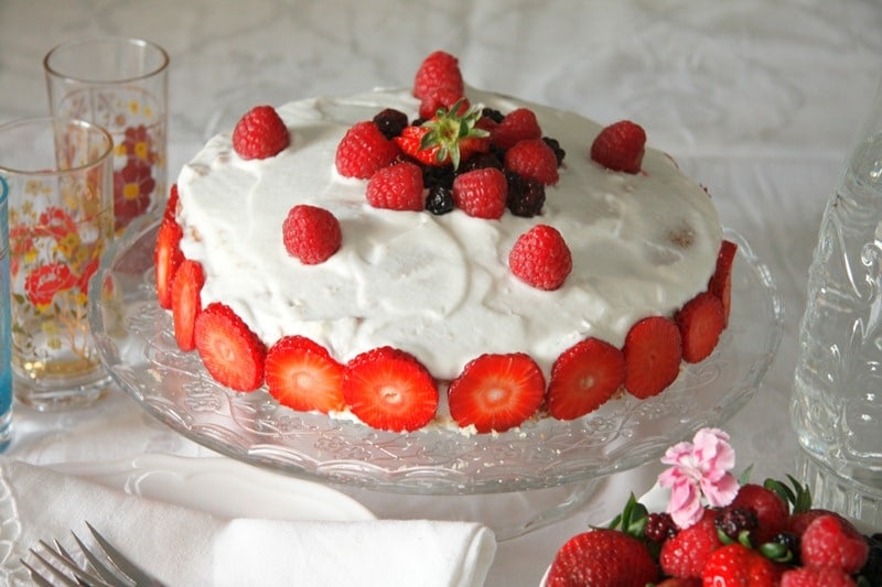 Torta soffice alla panna e marmellata di frutti di bosco