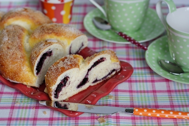 Treccia dolce farcita con marmellata
