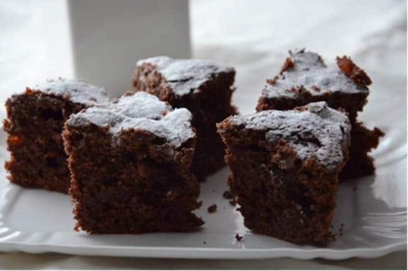 Trancetti di torta al cioccolato e papaya