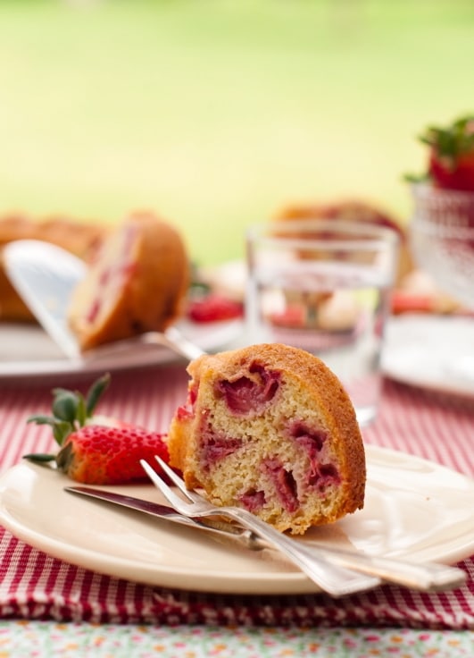 Ciambella di primavera con fragole