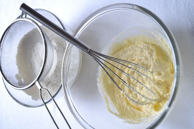 Plumcake semplice allo yogurt: il primo step di preparazione