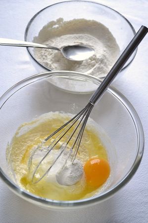 Plumcake semplice allo yogurt: aggiungere uovo, zucchero e farina