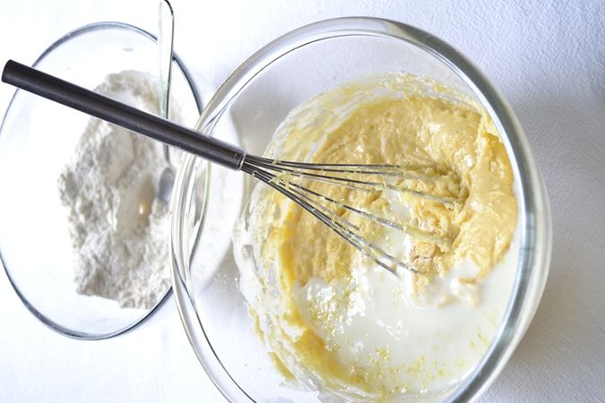 Plumcake semplice allo yogurt: aggiungere chucchiai di farina e yogurt