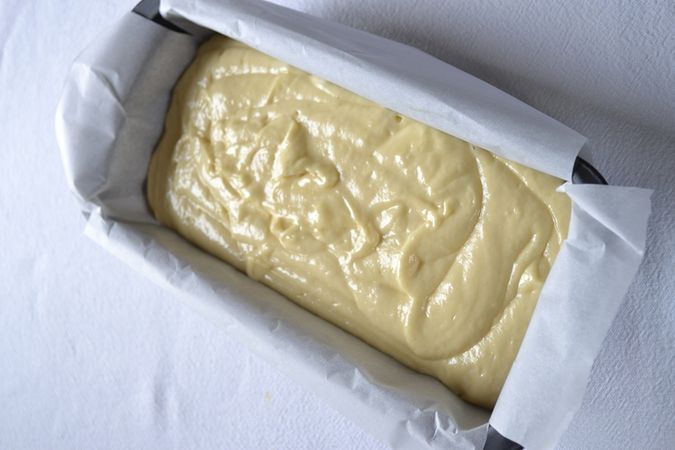 Plumcake semplice allo yogurt: versare in uno stampo da plumcake