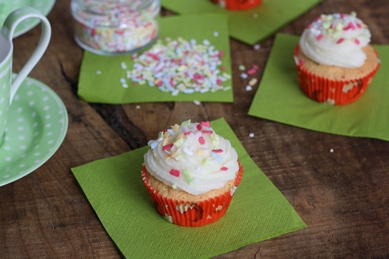 Cupcakes al limone e semi di papavero con frosting alla vaniglia