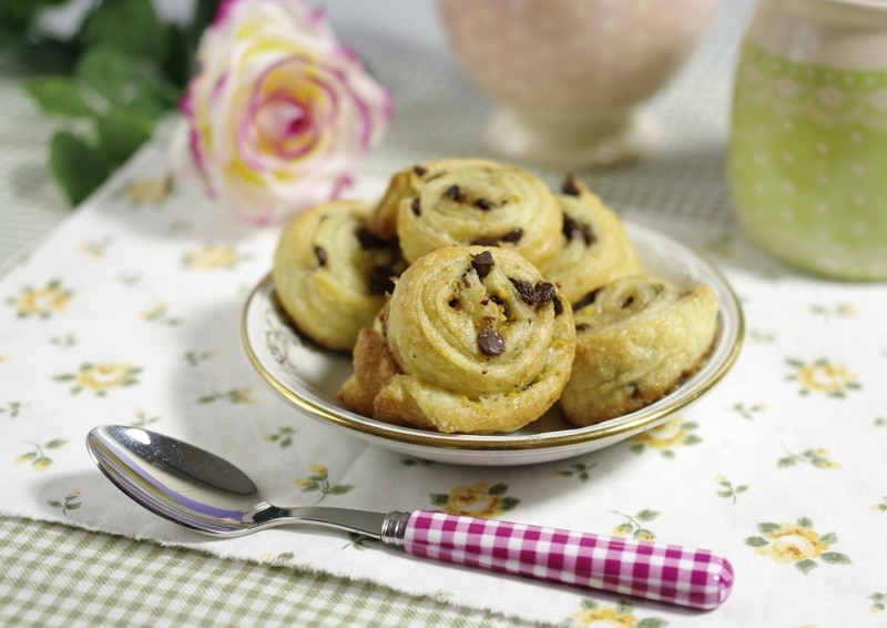 Girelline di sfoglia con gocce di cioccolato e pistacchi