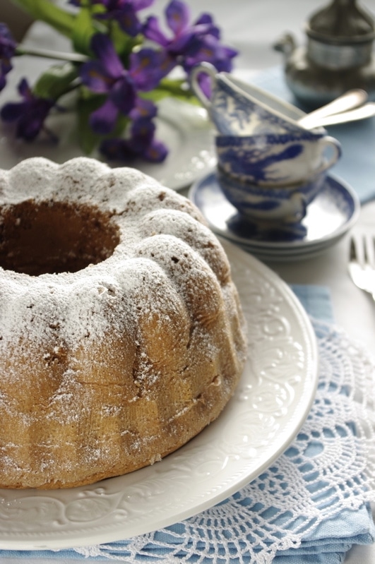 Ciambella alla nocciola e cioccolato bianco