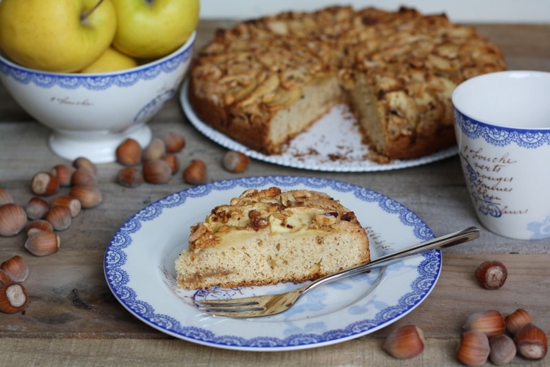 Torta di mele e nocciole alla cannella