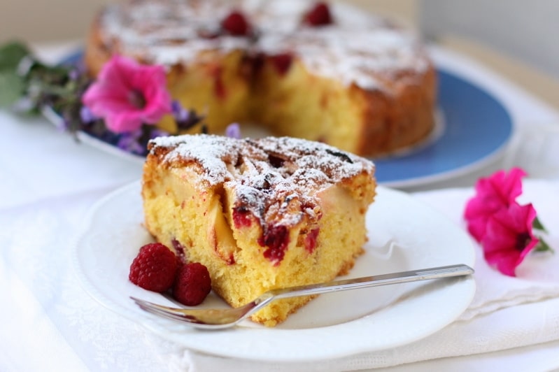 Torta di mele e lamponi al profumo di limone