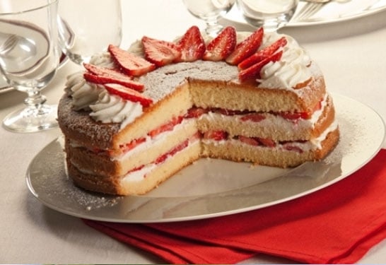 Torta soffice farcita con panna al cardamomo e fragole
