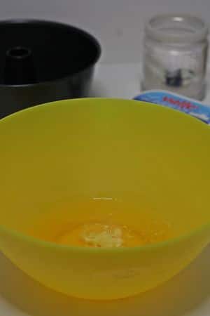 Torta Angel Cake - in una ciotola molto capiente aggiungere agli albumi conservati a temperatura ambiente il cremor tartaro