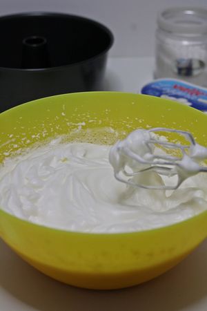 Torta degli Angeli americana - montare a neve gli albumi aggiungendo un po' alla volta lo zucchero e la vaniglia