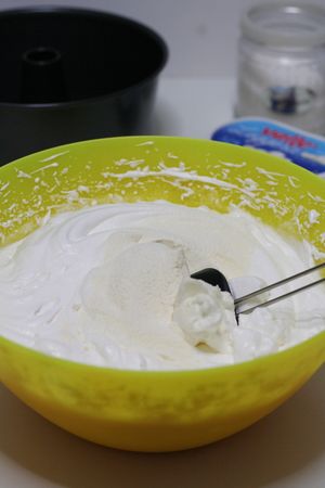 Torta degli Angeli ricetta - Aggiungere la farina setacciata e Vallé sciolta a bagno maria e raffreddata completamente