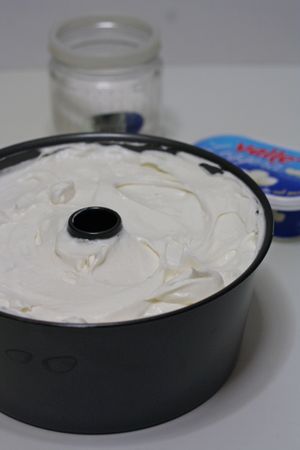 Ricetta torta degli angeli - Versare il composto nel classico stampo americano senza imburrare